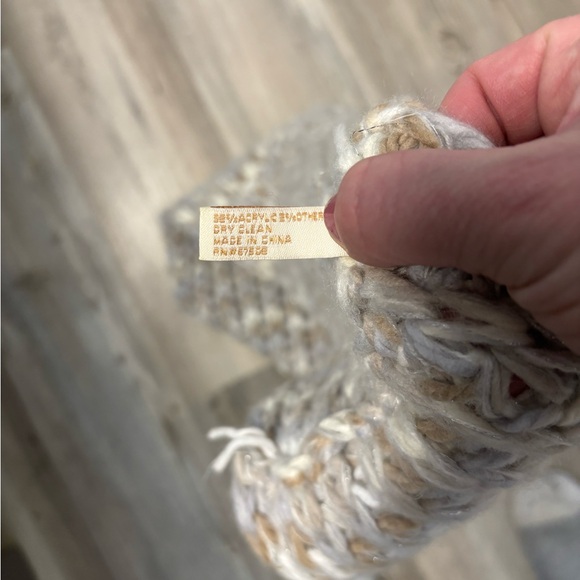 Collection 18 Soft and warm grey and white infinity scarf #winteraccessories - Picture 3 of 5